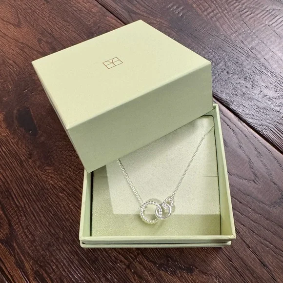 NEW IN BOX Elegant Silver Interlocking Circles Necklace - Picture 12 of 15